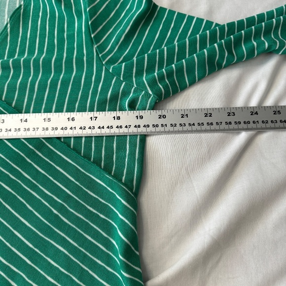 CHICO'S TRAVELERS Women's 3/4 Sleeve Asymmetrical V-Neck Shirt Green Medium - Picture 7 of 12